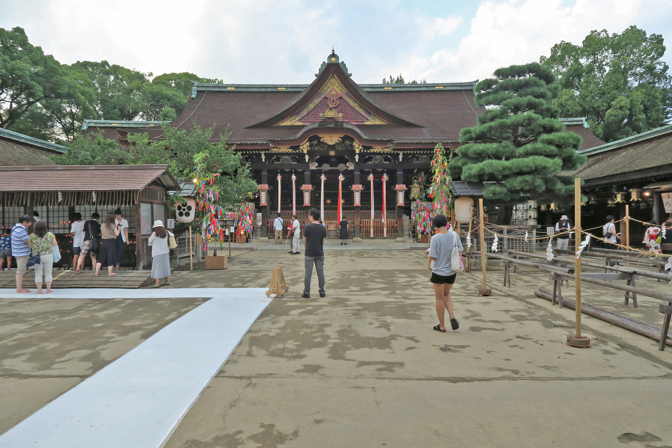 左側の白い道は、足つけ神事用の通路です。ここは裸足で歩きます。