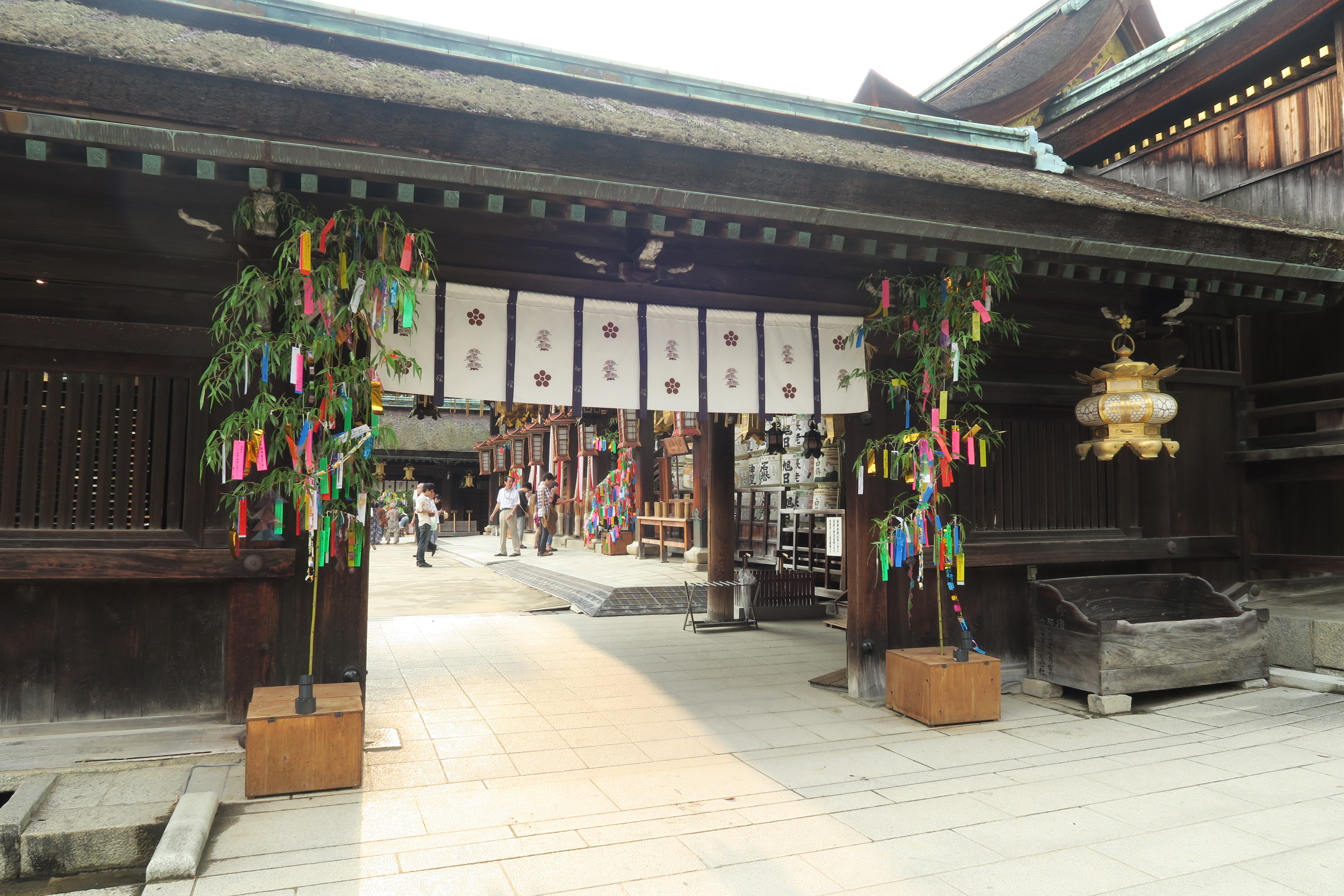 本殿には菅原道真公がおまつりされていて、神社建築としても貴重な遺構として国宝に指定されています。