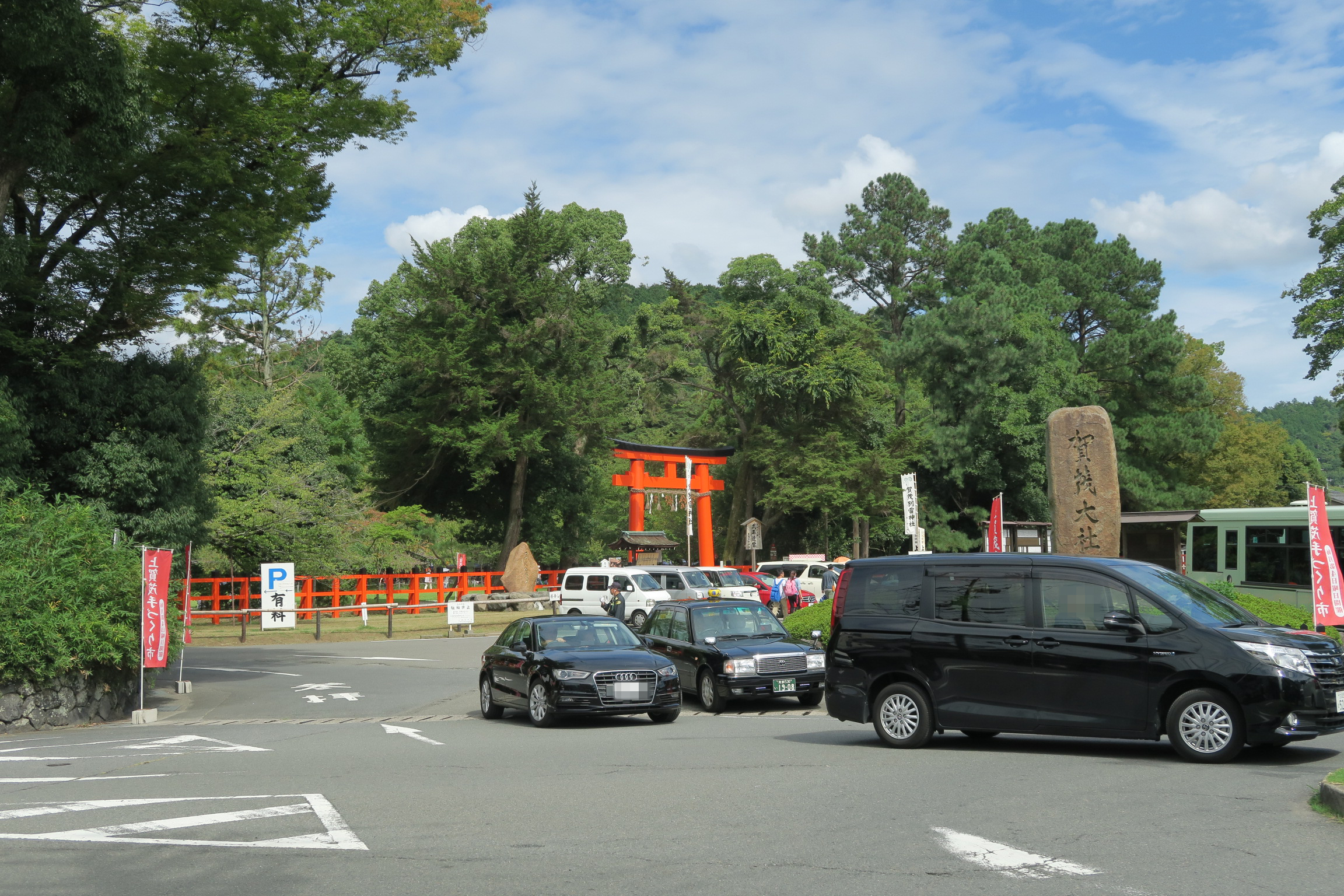 上賀茂神社。鳥居の奥が「手つくり市」の会場。初めてで会場がわからず、神社横の道を歩いてしましました。