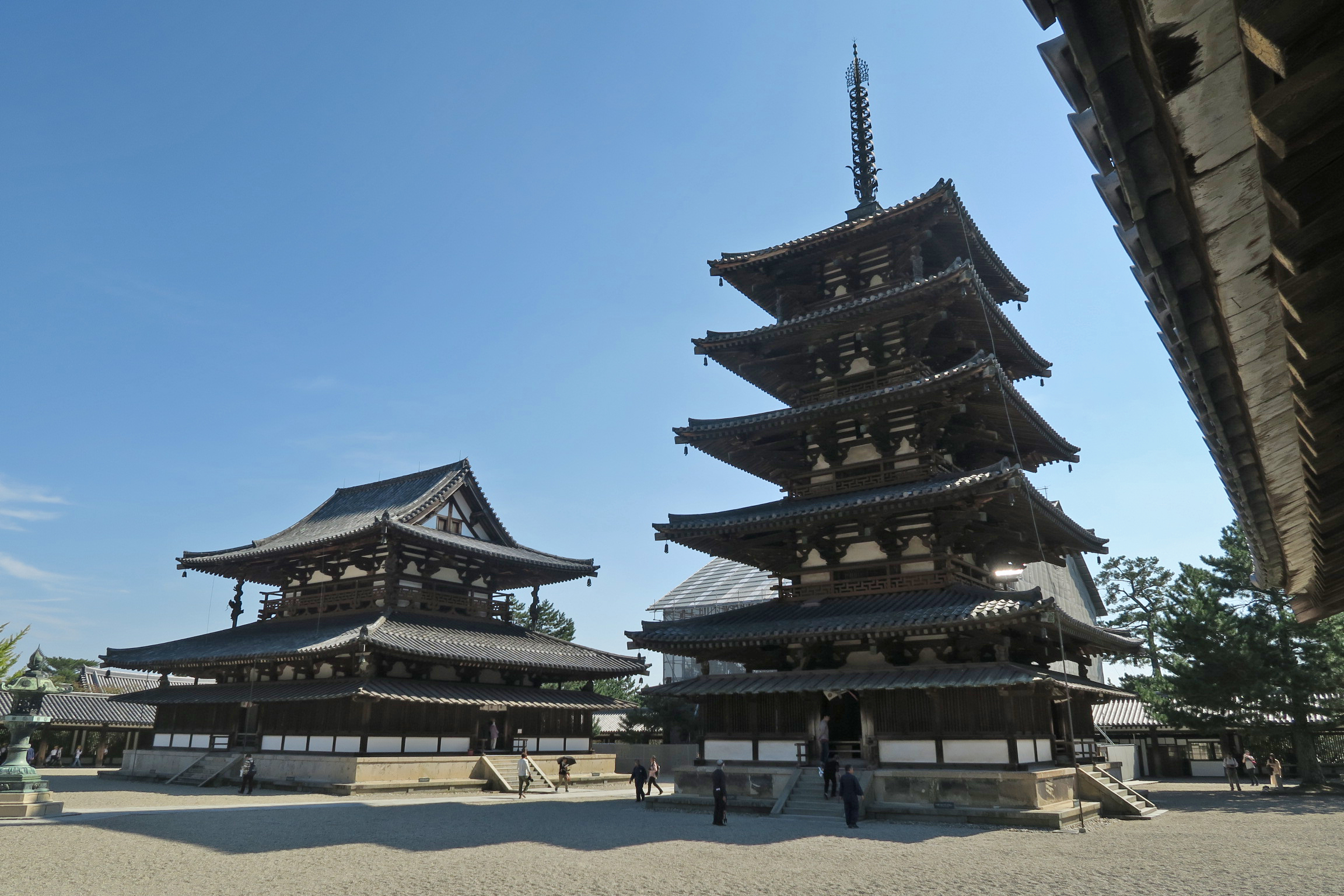 一番上の五重塔の屋根は一番下の屋根の半分の長さ。すべて計算された美しさ。