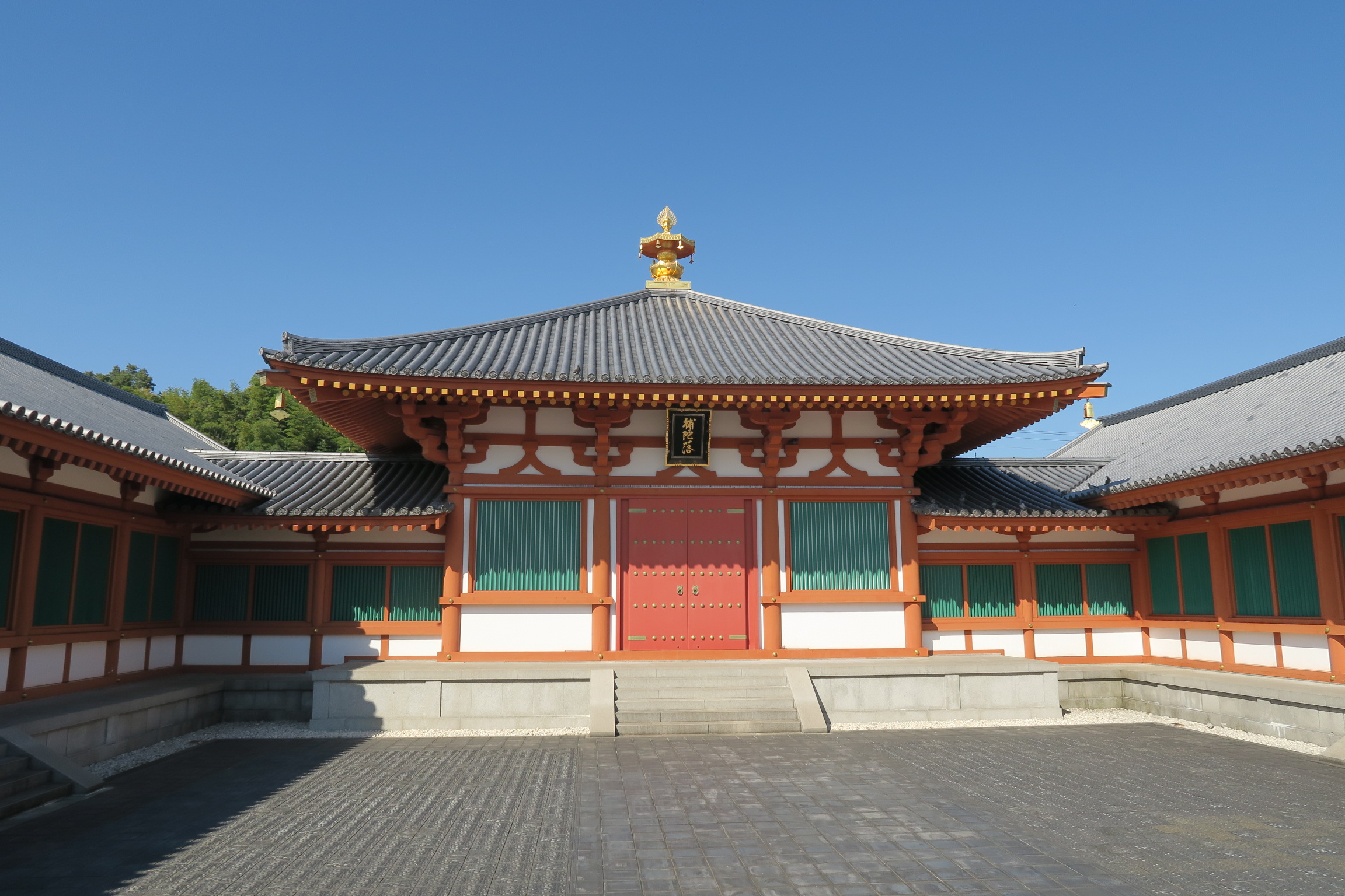 寺宝が多数展示されています。国宝でもある飛鳥時代の玉虫厨子は必見。見ごたえある展示物が多く楽しい。