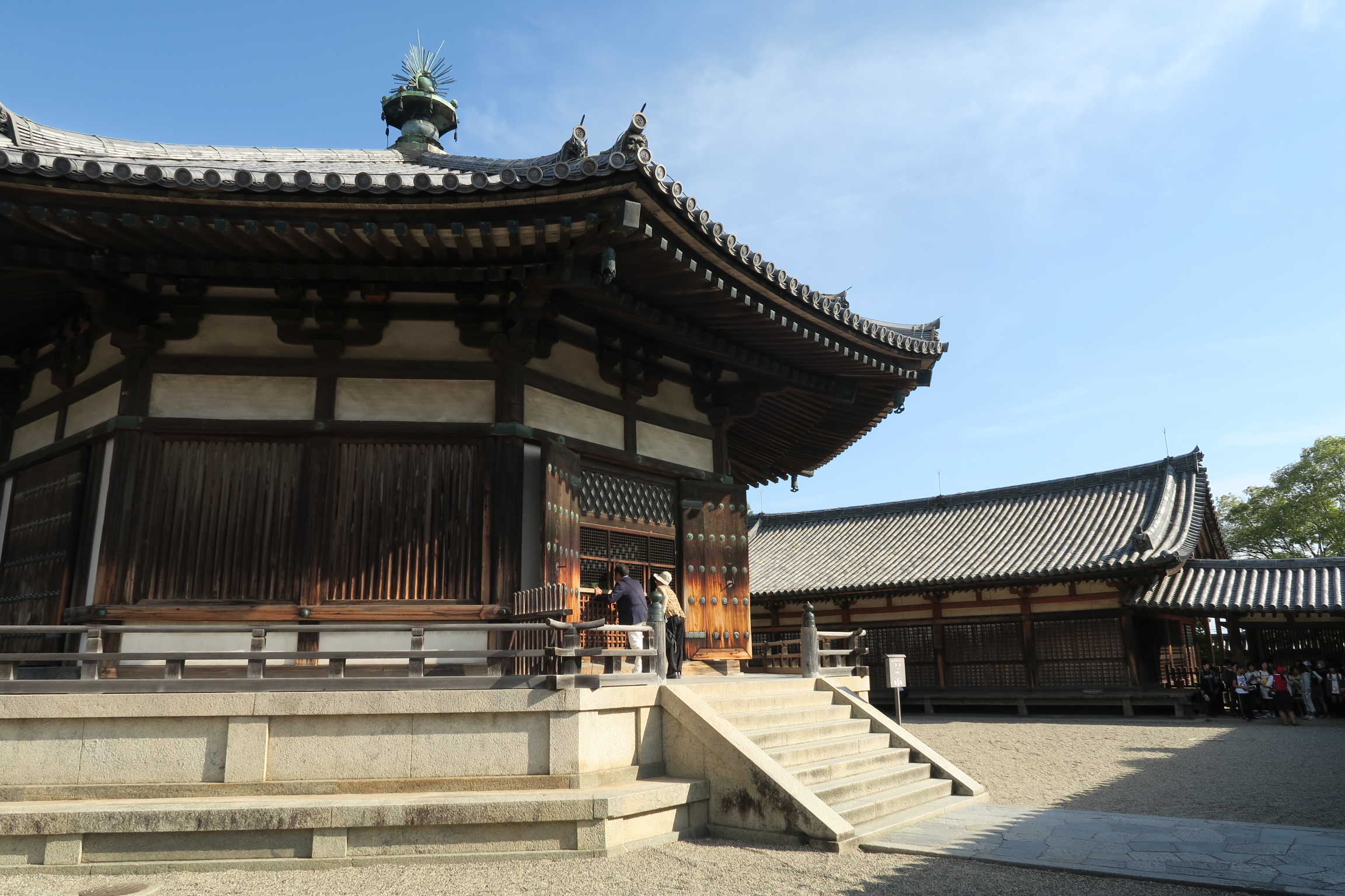 聖徳太子の菩提を弔うために建造されたといわれている国宝の夢殿。