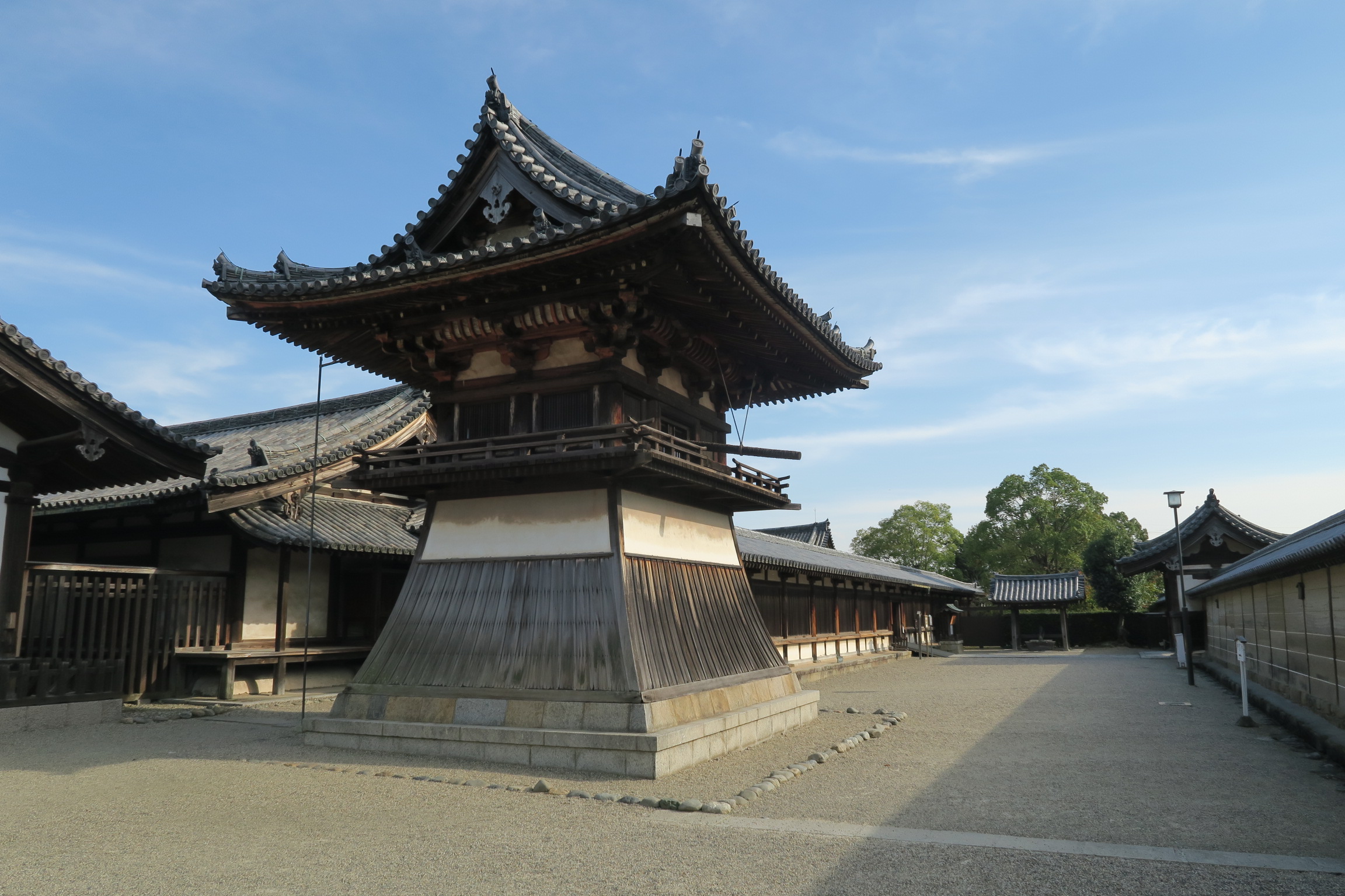 東院鐘楼。白い板塀から下を袴腰と言います。鐘を鳴らすとゆらゆらするので、袴腰で支えています。