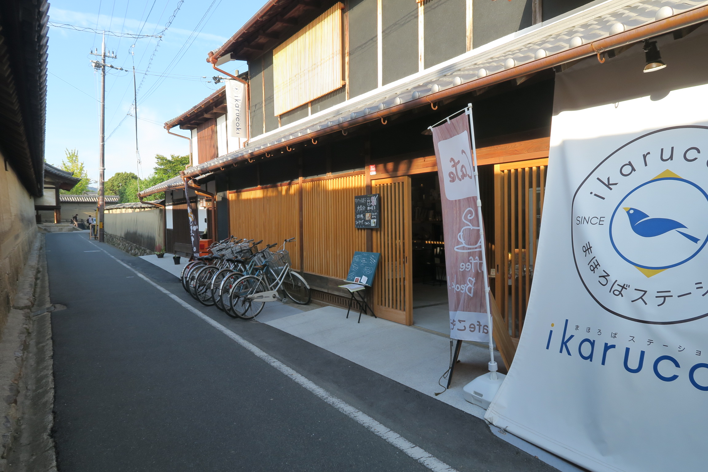 法隆寺東門の近くにオープンしたばかりの「まほろばステーション」。お土産屋やカフェがありました。