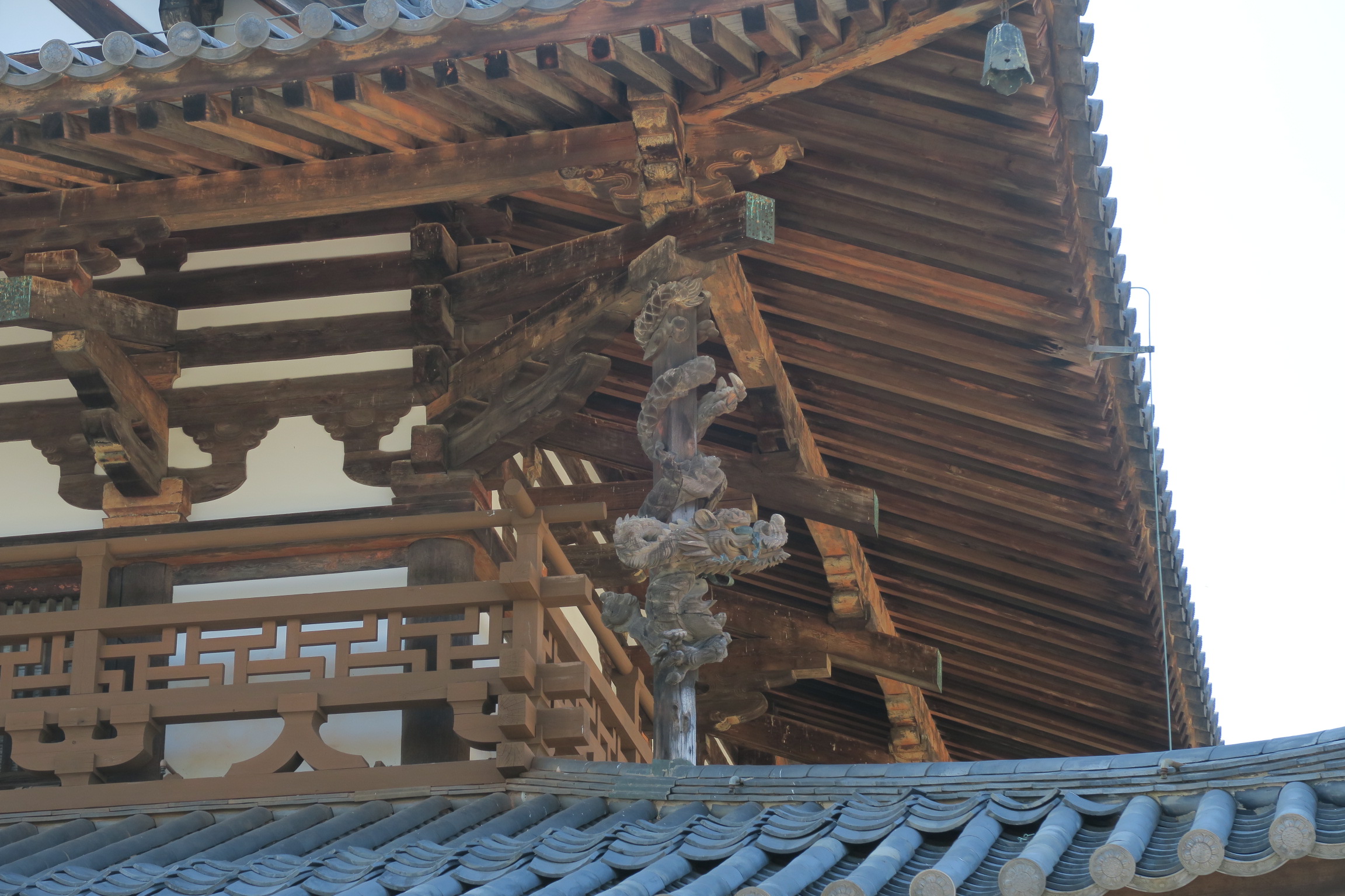 屋根の間にある「龍」は、創建当時のものではないそうで、装飾に賛否あるようですね・・・。