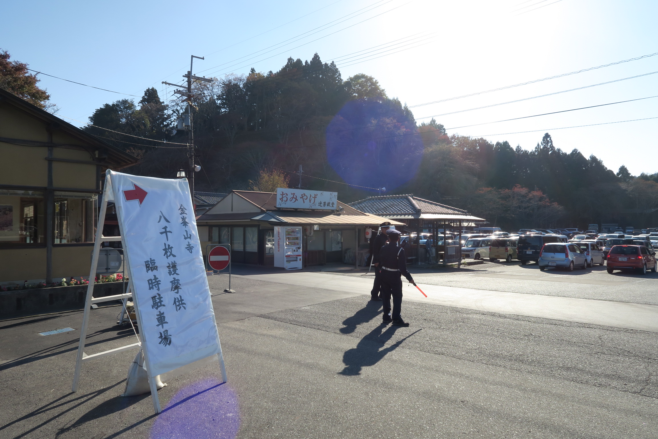吉野山の臨時駐車場。夕方まで交通規制してます。