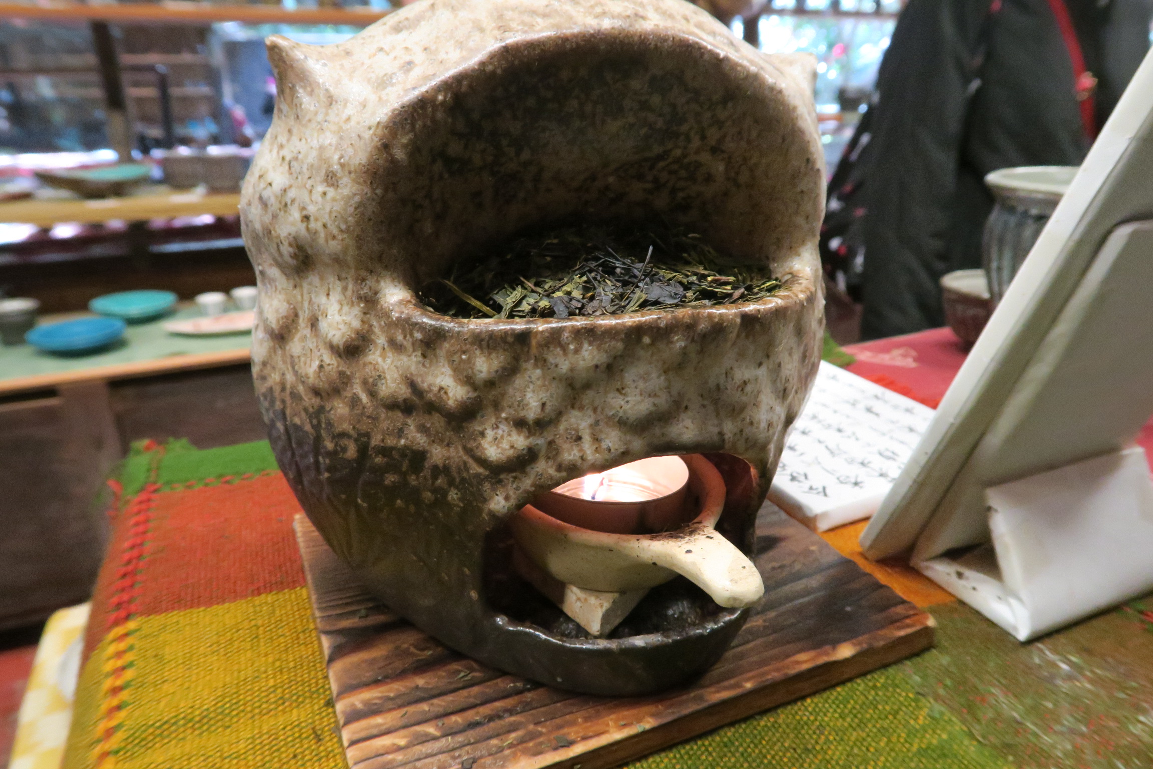 お茶のいい香り漂う店内。フクロウの置物の後ろでこのように香りを漂わせていました。