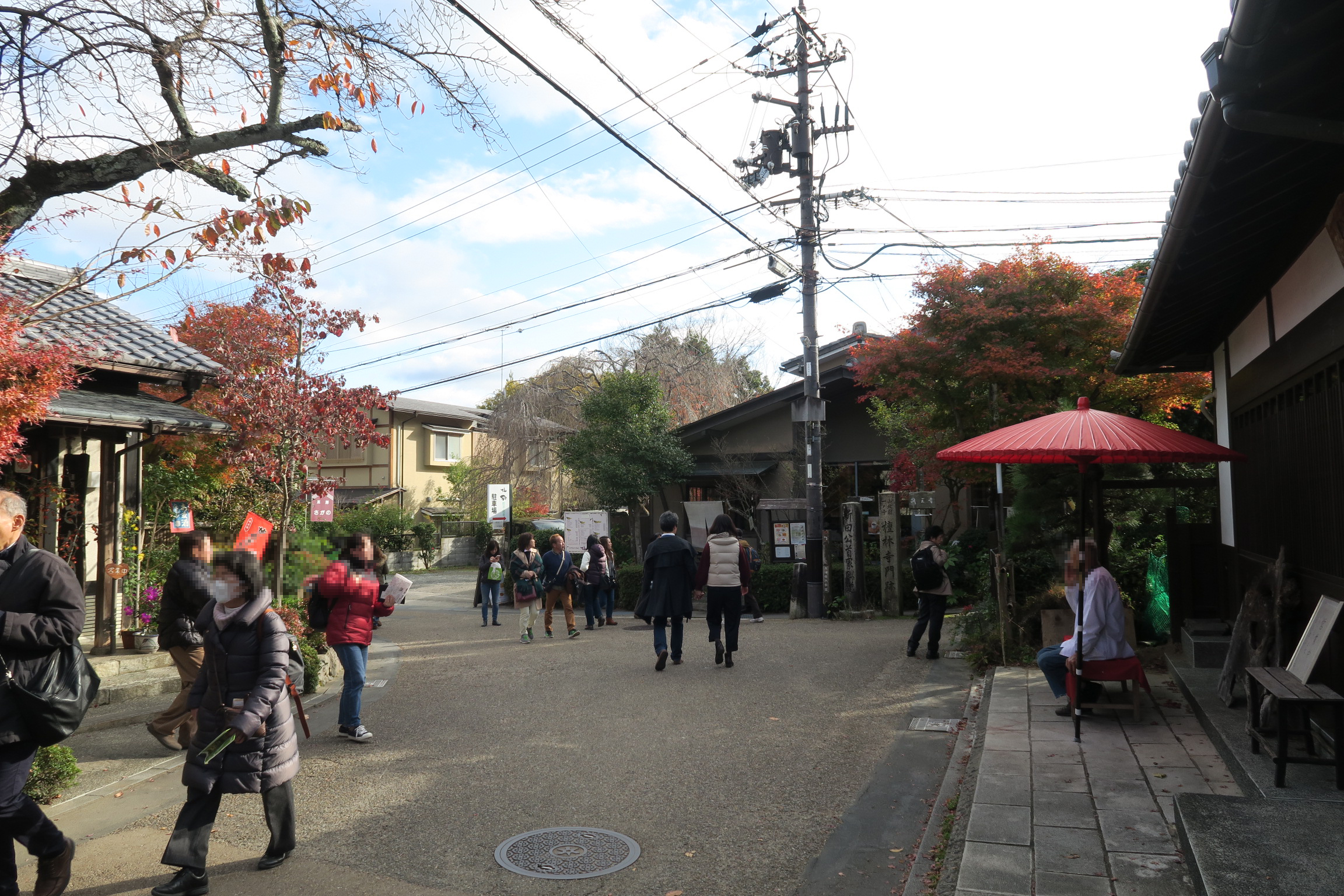 祇王寺から下ってくるとお店が何件かあります。渡月橋付近は混んでいるのでお昼はこの辺りがいいかも。