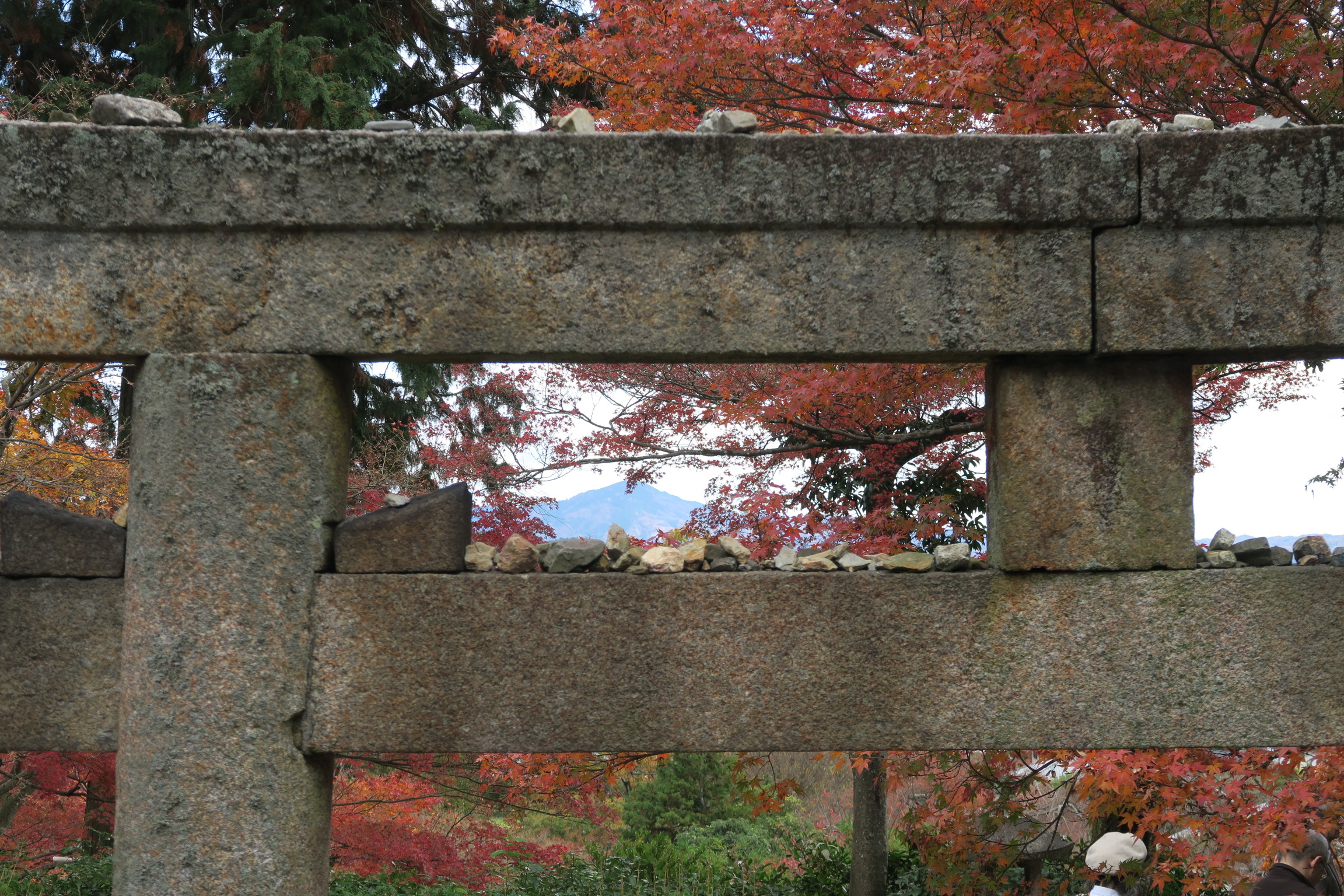 常寂光寺の妙見大菩薩縁起の鳥居。鳥居の上に石を乗せれると、願いが叶うらしいのですが・・・。