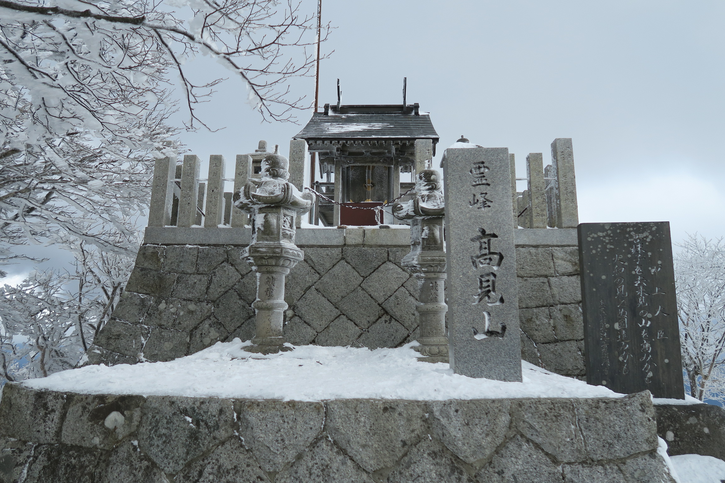 高角神社。神武天皇の東征を先導した八咫烏賀茂建角身命（やたがらすかもたけつののみこ）が祀られています