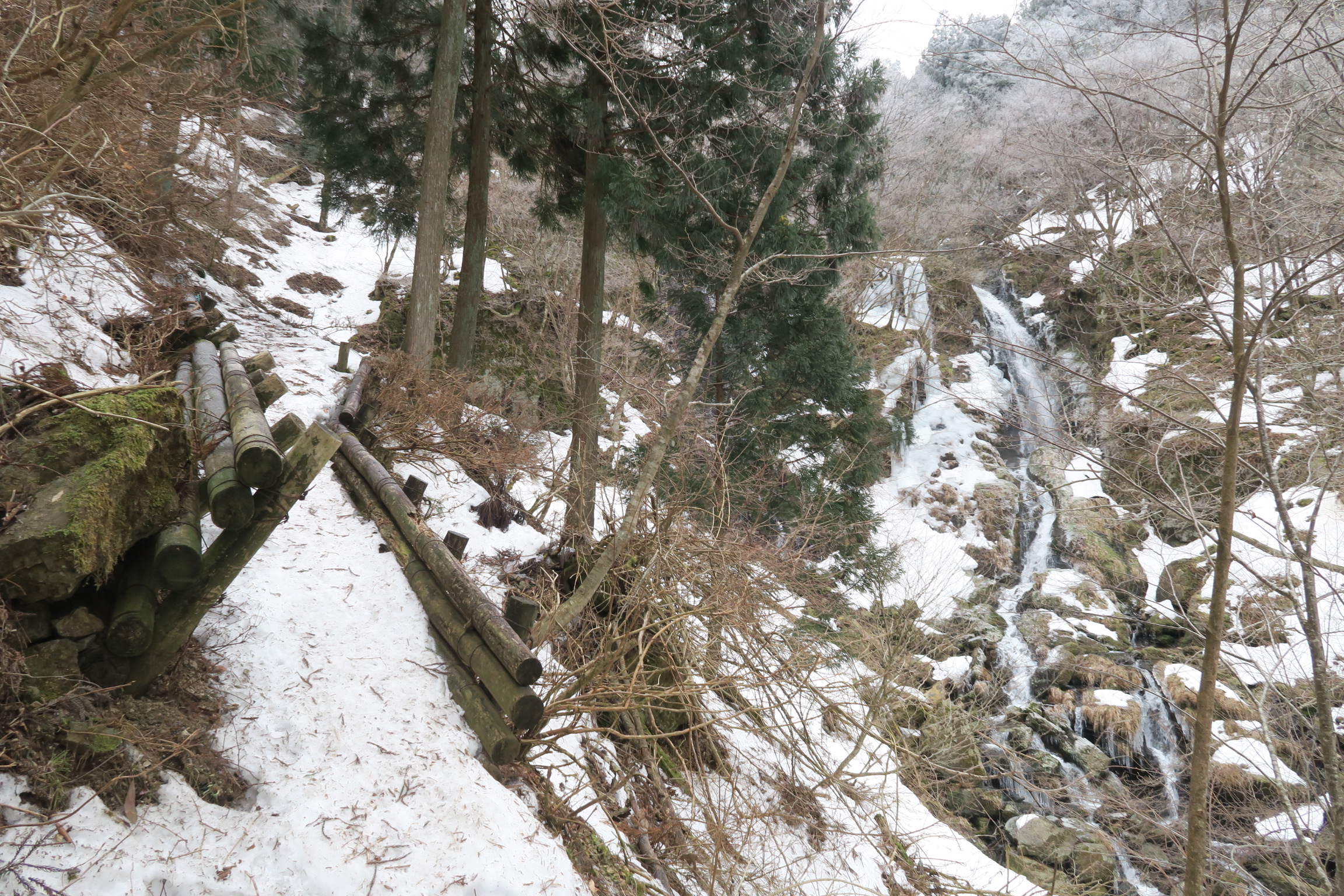 右手に見えるのが明神滝。前回の真っ白な景色とは異なり、岩肌も見えています。