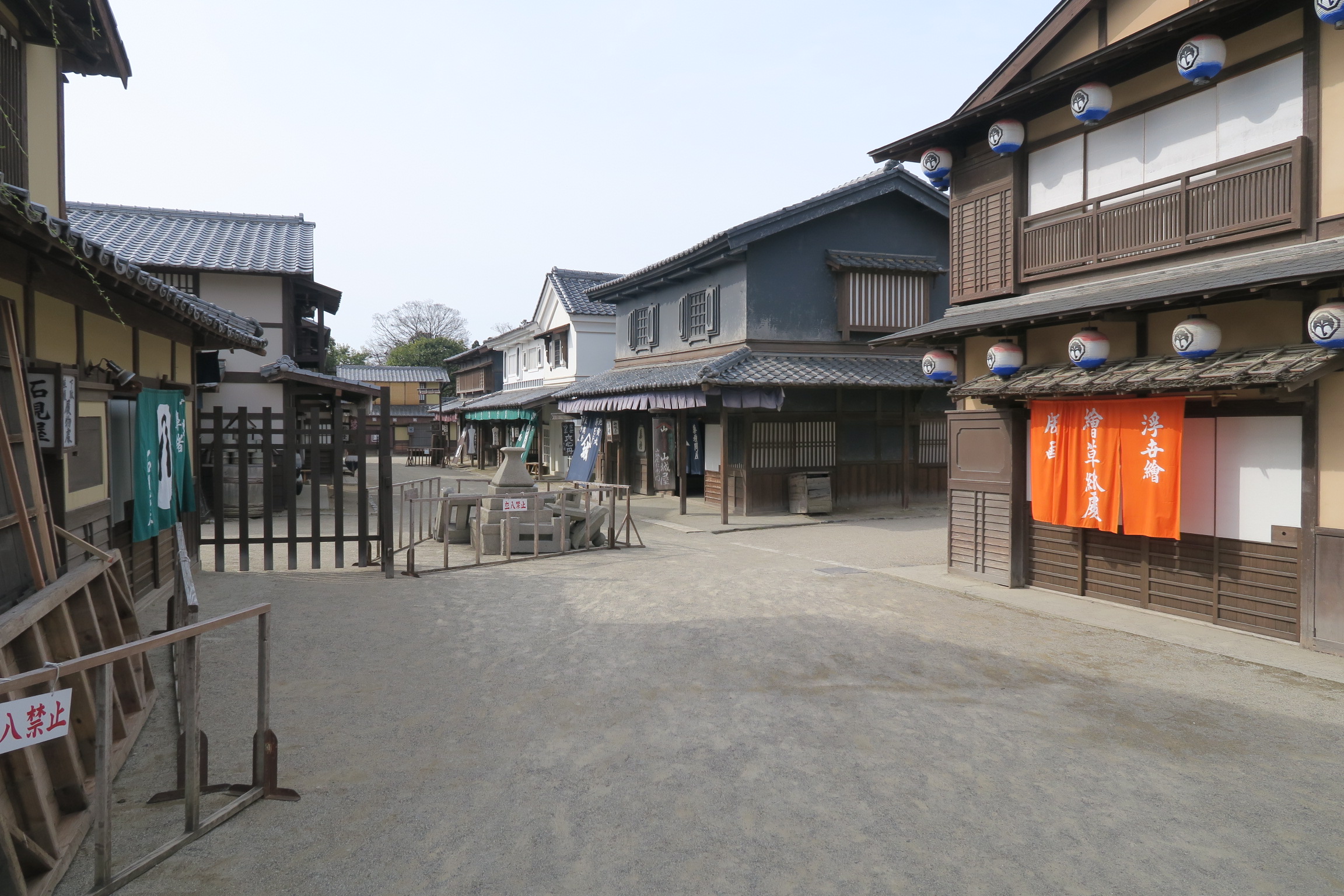再現された江戸の町並み。実際に時代劇の撮影も行われる場所で、運がよければ撮影風景も見れます！