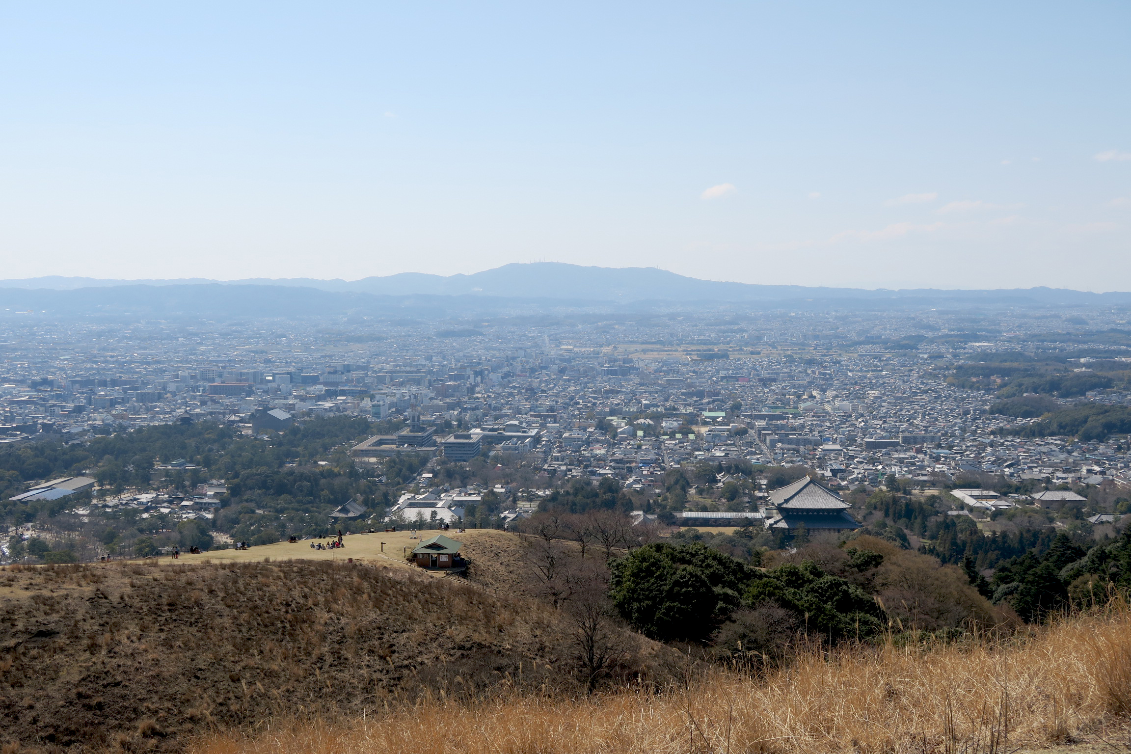 さらに登ると景色もご覧の通り！先ほどのお茶屋さんもあんなに小さくなりました。遠くに見えるのは生駒山。