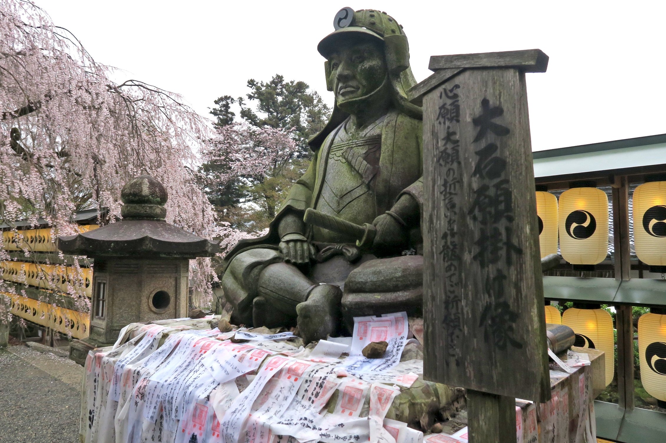 本殿正面にある大石内蔵助の像。