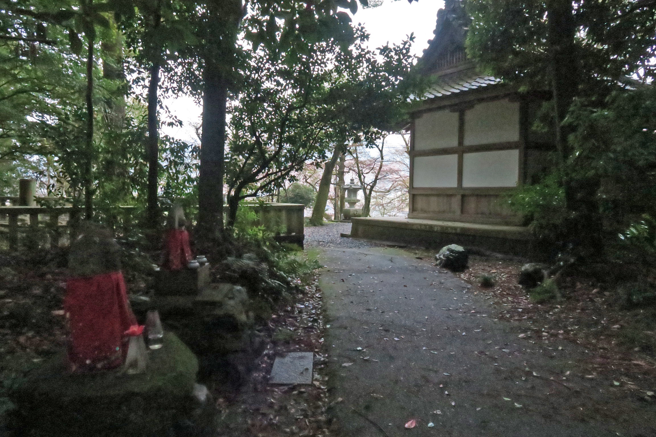 岩屋寺に向かいます。時間も遅いので道は暗くなってきました。