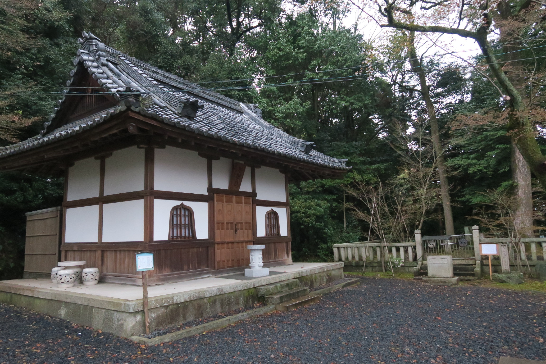 左は忠誠堂(納骨堂)、右奥は大石内蔵助の遺髪を埋めた遺髪塚。