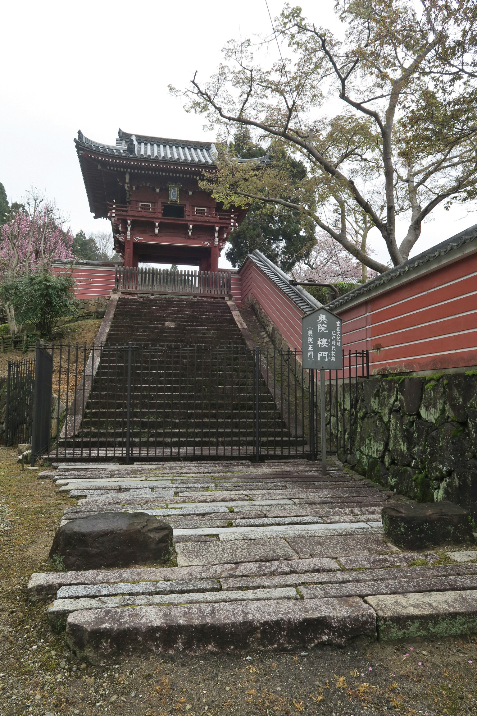 江戸時代初期の奥院「楼門」。