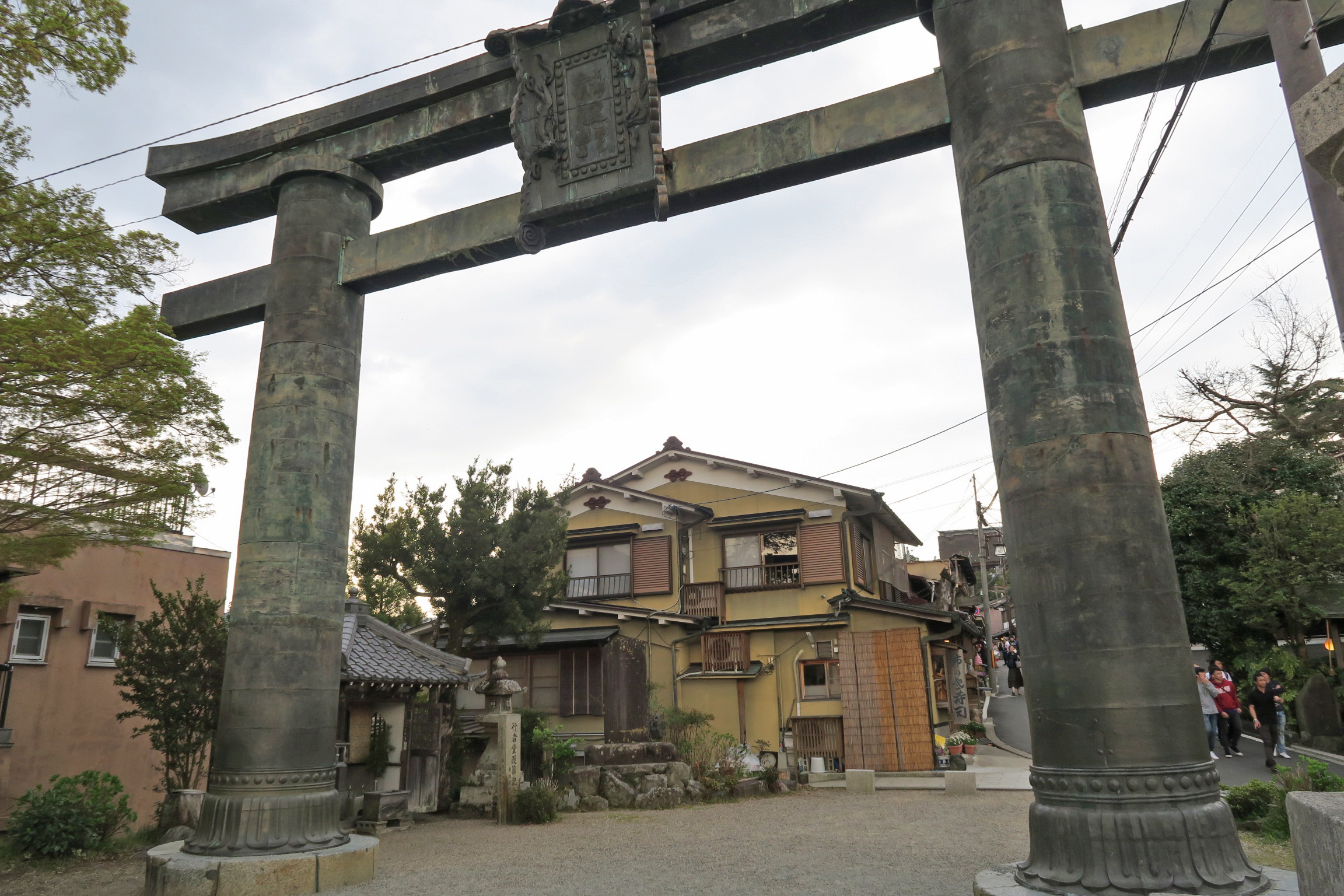重要文化財にもなっている金峯山寺銅鳥居。東大寺大仏建立の際に余った銅で造立されたと伝わっています