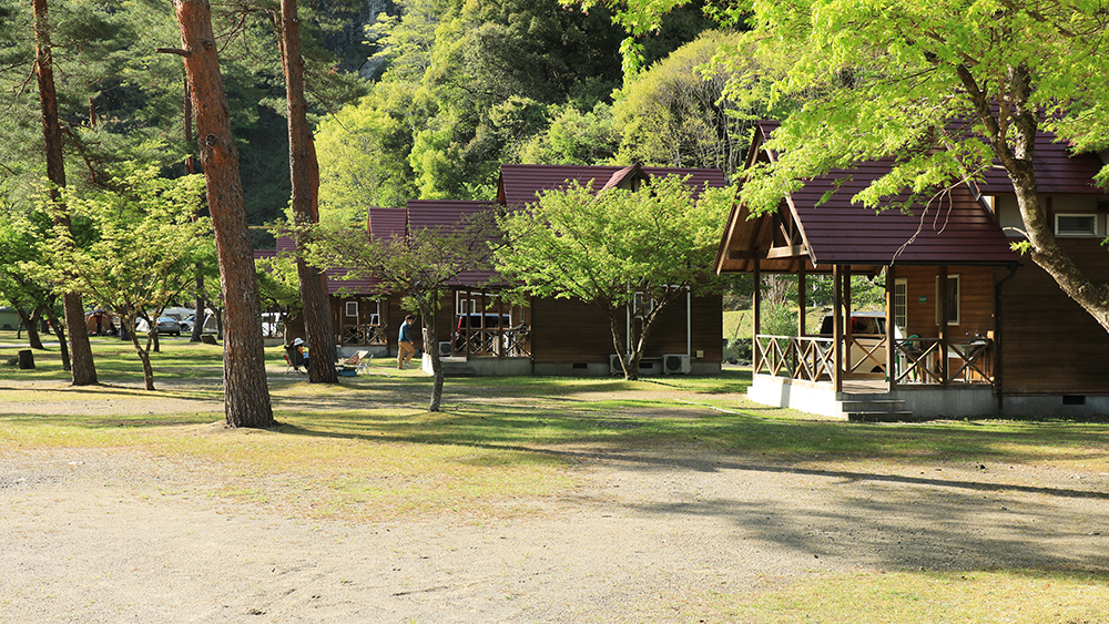 奈良県　下北山スポーツ公園キャンプ場　オートロッジ　ヒュッテ　テントサイト