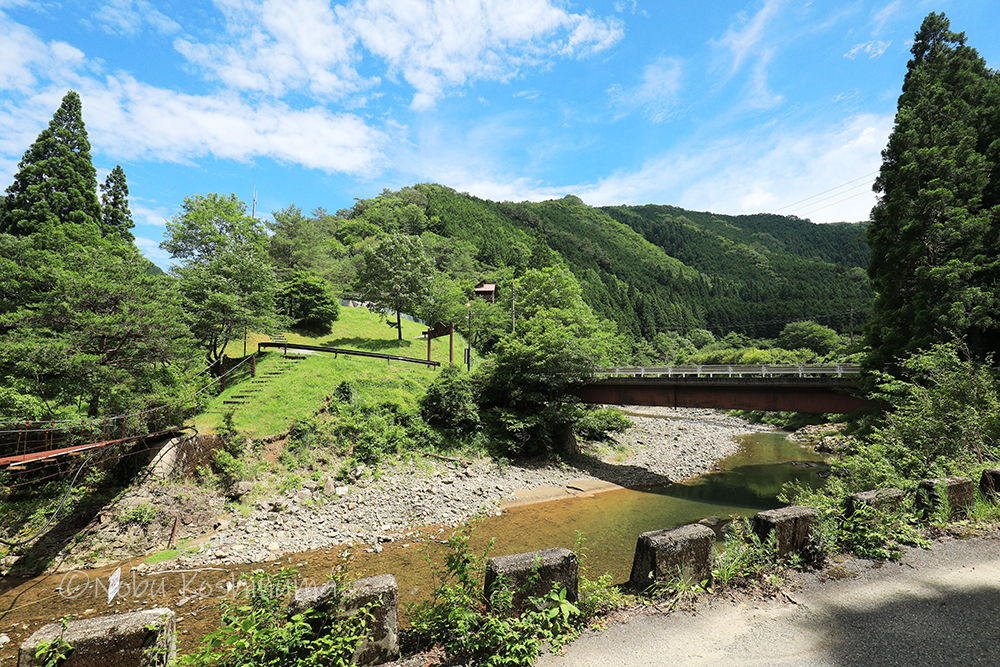 奈良県吉野郡　宮の向いキャンプ場　山と川